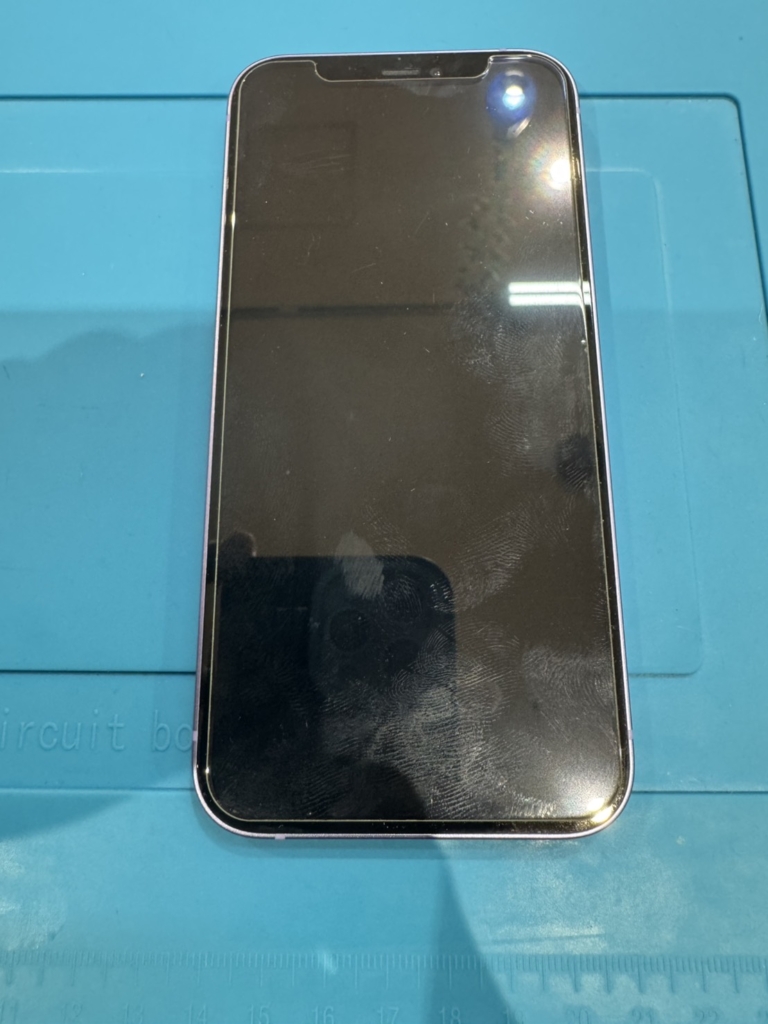 iPhone 12 Proの画面修理|液晶の線やタッチ不良を即日で直すメリットと費用を解説
