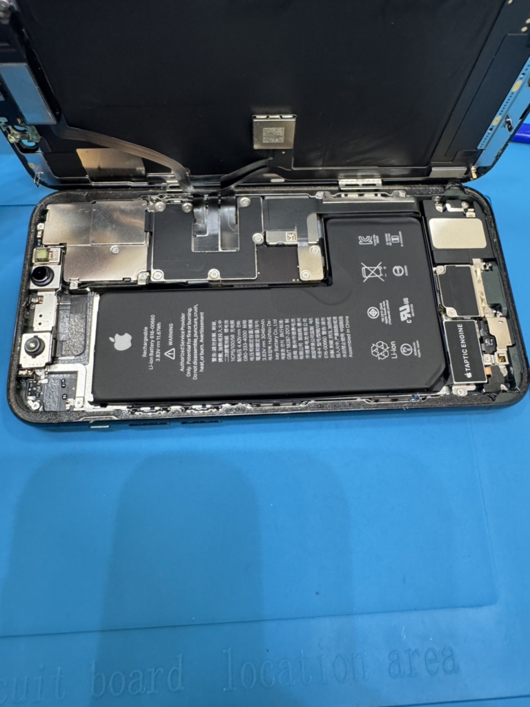 iPhone 11 Proの画面修理|緑の画面明滅やタッチ不良をデータそのまま即日修理する方法