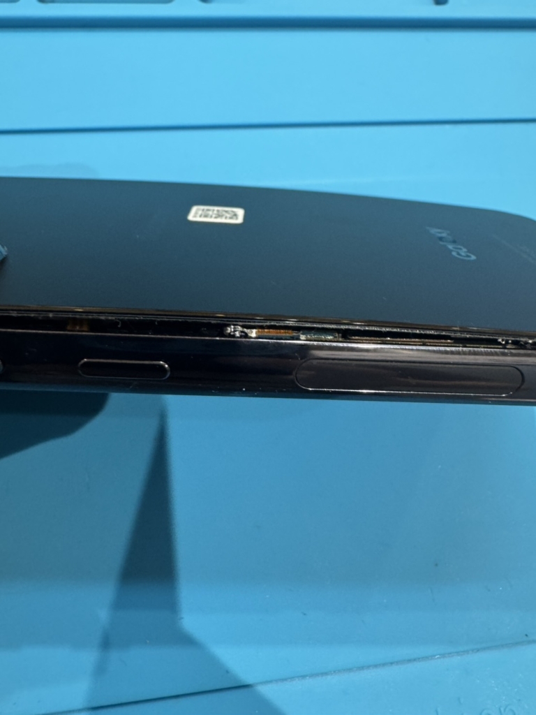 【Galaxy S22】裏蓋・背面パネルが浮いた?バッテリー膨張の危険性とデータそのまま即日で交換修理する方法